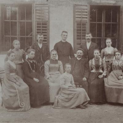 Familie Arneitz vulgo Heinschele, obere Reihe von links: Genovefa, Valentin, Johann (Pfarrer), Josef, Apollonia, untere Reihe von links: Katharina, Ursula, Anna und Josef (Eltern) Anna, Maria unten Mitte sitzend: Franziska